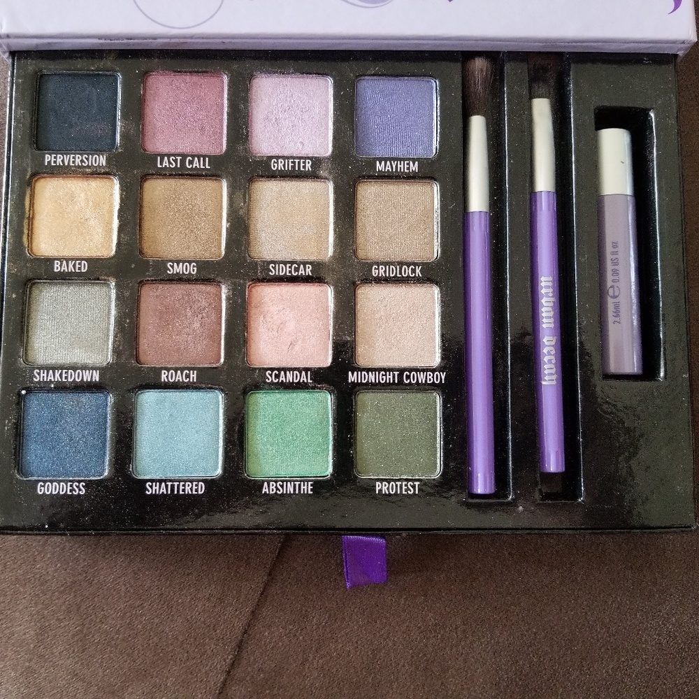 Urban Decay Book of Shadows-Like New - Picture 5 of 5